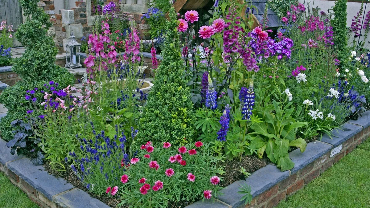 De voordelen en favoriete bloemen voor verhoogde bedden