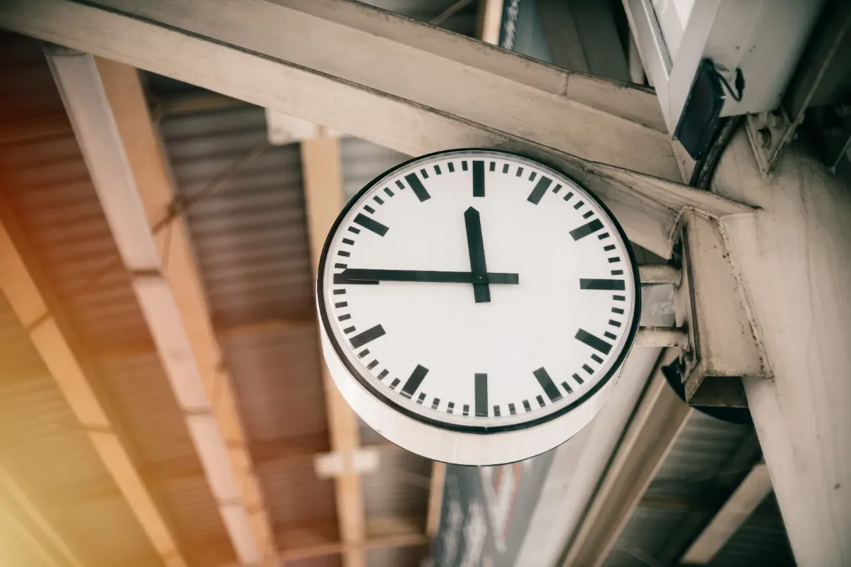 Het blijvende ritueel van het verzetten van de klok